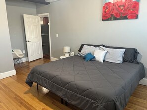 1 bedroom, iron/ironing board, free WiFi, bed sheets - Prime Location!WALK TO WATER & HISTORIC DISTRICT!PRIVATE Large first floor apt! (Salem)