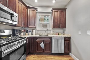 Fridge, microwave, oven, stovetop - Prime Location!WALK TO WATER & HISTORIC DISTRICT!PRIVATE Large first floor apt! (Salem)