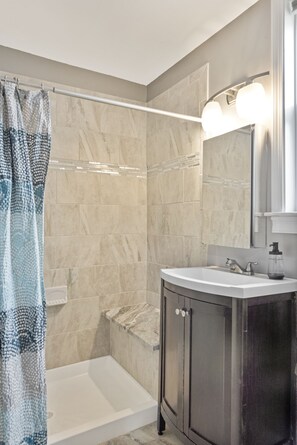 Douche, serviettes fournies, savon, papier toilette