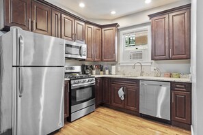 Fridge, microwave, oven, stovetop - Prime Location!WALK TO WATER & HISTORIC DISTRICT!PRIVATE Large first floor apt! (Salem)