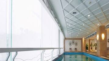 Kolam renang tertutup, kolam renang terbuka