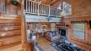 Televisión, chimenea, reproductor de DVD y futbolito