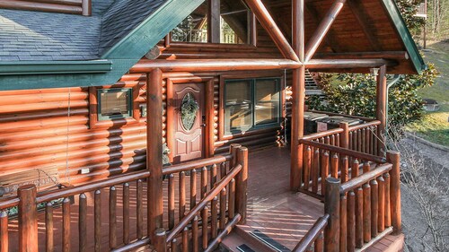 Dog friendly/Cabin/Private Hot Tub,  Wears Valley/PF 10 Minutes to  Parkway.