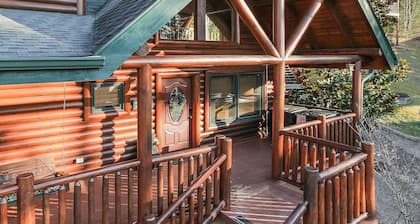 Dog friendly/Cabin/Private Hot Tub, Wears Valley/PF 10 Minutes to Parkway.