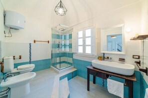 Ducha, secador de pelo, bidet