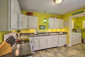 Geladeira, micro-ondas, cooktop, lava-louças