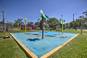 Children’s area - 'Cloud 9 On The Coast' < 1 Mi to Beach! (Waveland)