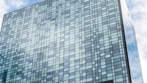 Un moderno edificio in vetro con una griglia di finestre.