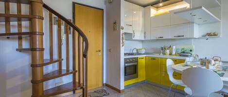 Lave-vaisselle, cafetière/bouilloire, grille-pain