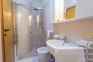 Een douche, een haardroger, een bidet