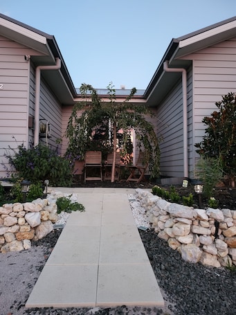 Property grounds. Country Luxury. Delux Queen Bed, Full Bathroom. Private Unit. Massage chair.