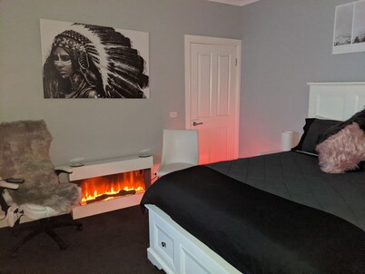 Country Luxury. Delux Queen Bed, Full Bathroom. Private Unit. Massage chair.