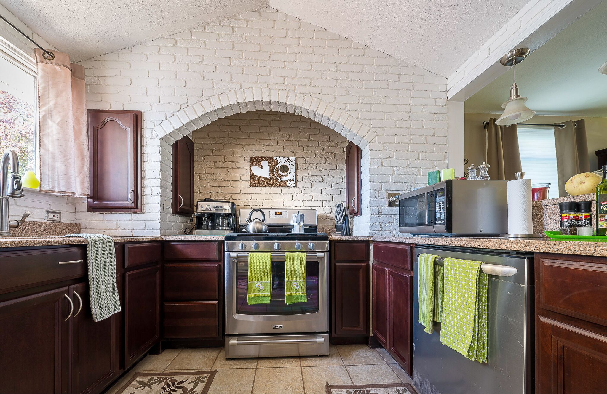 Quiet Suburban Home Minutes from Airport, Niagara Falls + all major attractions.