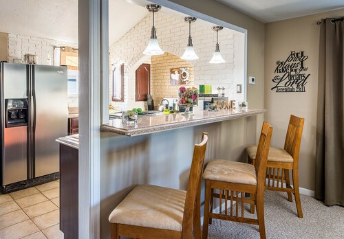 Quiet Suburban Home Minutes from Airport, Niagara Falls + all major attractions.