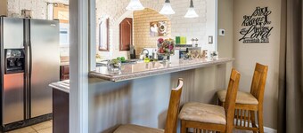 Quiet Suburban Home Minutes from Airport, Niagara Falls + all major attractions.