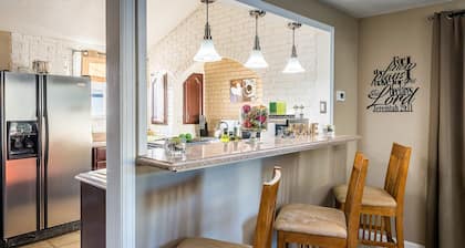 Quiet Suburban Home Minutes from Airport, Niagara Falls + all major attractions.