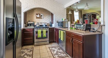 Quiet Suburban Home Minutes from Airport, Niagara Falls + all major attractions.
