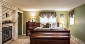 4 bedrooms, desk, iron/ironing board, free WiFi