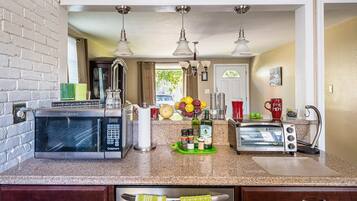 Frigorifero, microonde, forno, piano cottura