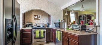 Quiet Suburban Home Minutes from Airport, Niagara Falls + all major attractions.