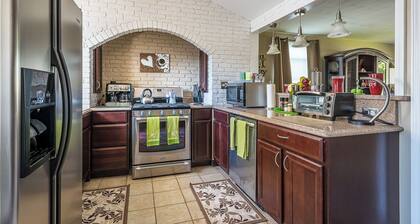 Quiet Suburban Home Minutes from Airport, Niagara Falls + all major attractions.