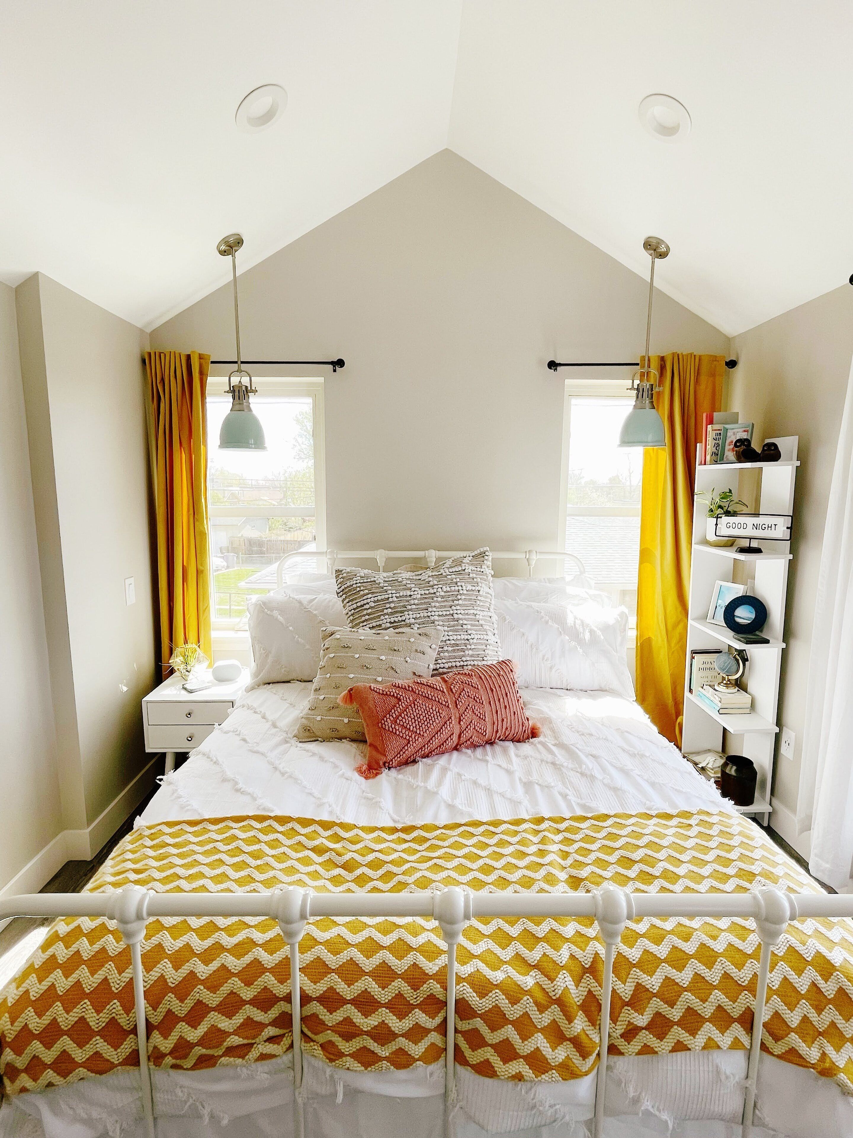 2 slaapkamers, een bureau, een strijkplank/strijkijzer, reisbedje