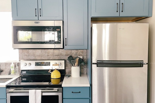 Een koelkast, een magnetron, een oven, een kookplaat