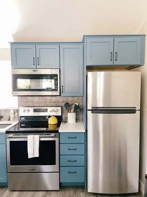 Kühlschrank, Mikrowelle, Ofen, Herdplatte