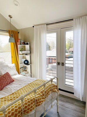 2 bedrooms, desk, iron/ironing board, travel crib - Adorable Two-Bedroom Carriage House with Patio (Denver)