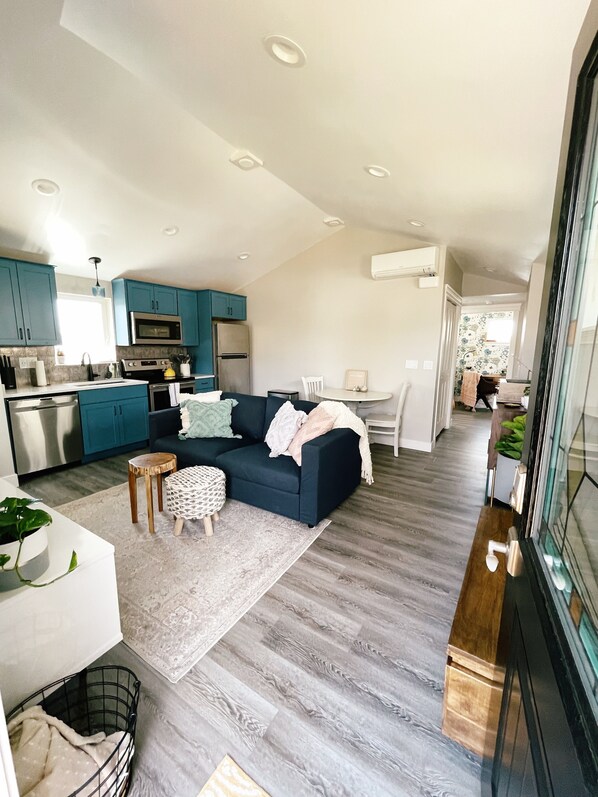 Smart TV, Hulu, books, streaming services - Adorable Two-Bedroom Carriage House with Patio (Denver)