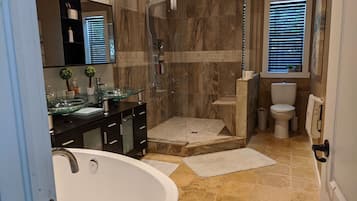 Baignoire, serviettes fournies, papier toilette