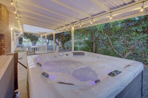 Terrace/patio - Spacious Hot Tub House w Cal King Beds! (Chico)