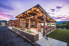 Outdoor dining - Mountain Paradise | Hot Tub | Million Dollar View (Signal Mountain)