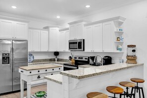 冷蔵庫、電子レンジ、オーブン、コンロ