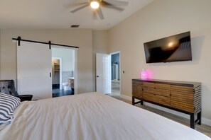 3 bedrooms, iron/ironing board, Internet, bed sheets - Bright Getaway w/ Ski Lake, 11 Miles to Dtwn Tampa (Brandon)