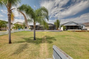 Un barrio residencial con casas, césped y palmeras.