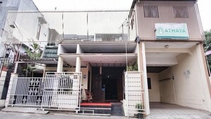 A building with a sign reading "ATHAYA" at the entrance. - OYO 3892 Athaya Guesthouse Syariah (Depok)