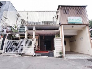 Exterior - OYO 3892 Athaya Guesthouse Syariah (Depok)