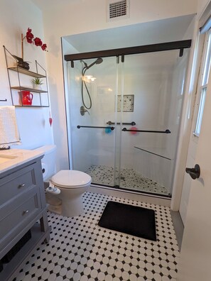 Duschwanne, Haartrockner, Bidet, Handtücher