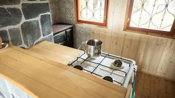 Stovetop, cookware/dishes/utensils, dining tables