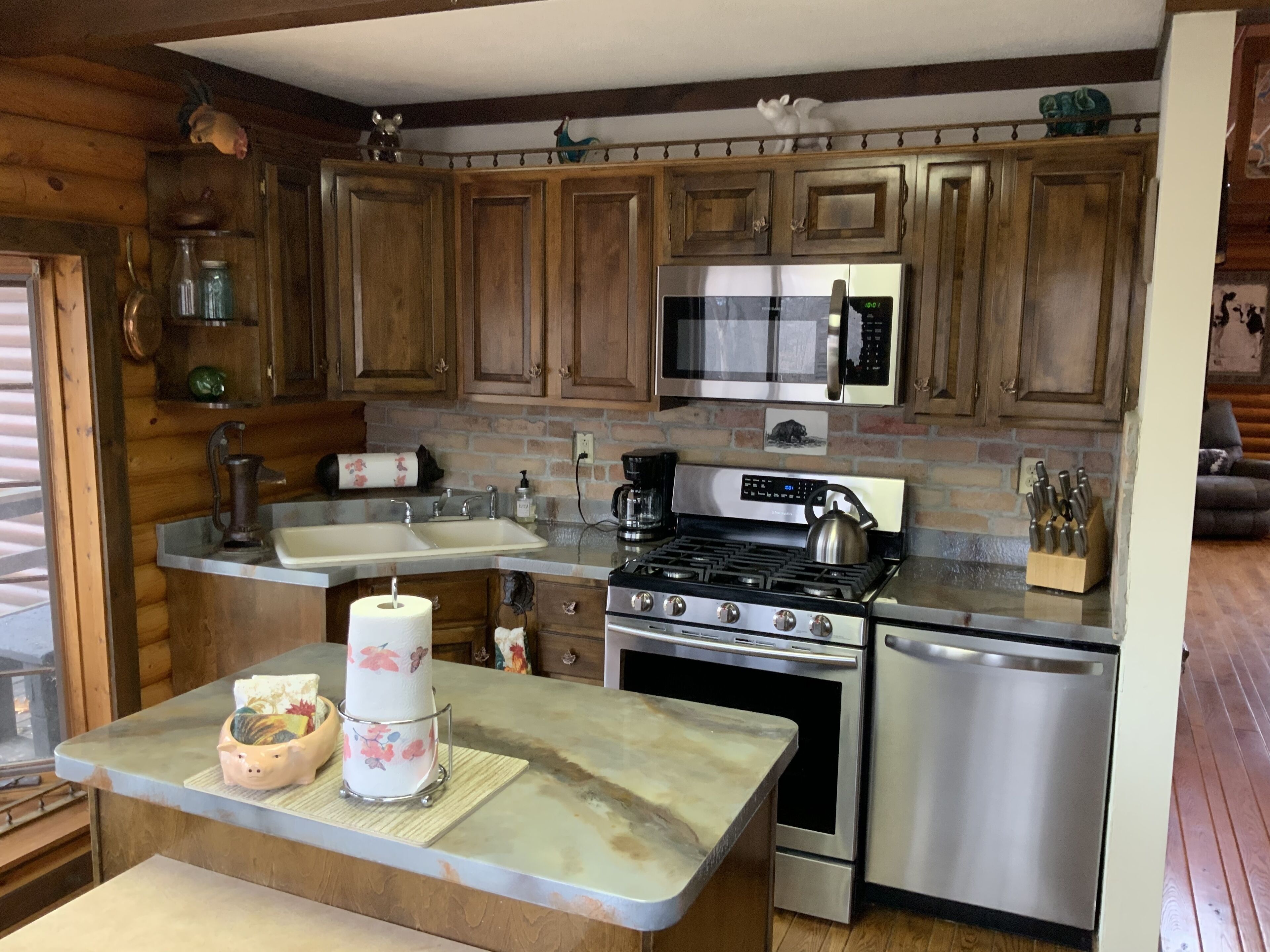 Beautiful Log Cabin w/fireplace, Fire Pit & Wifi