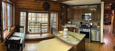Beautiful Log Cabin with Fireplace, Fire Pit, Hot Tub & Wifi