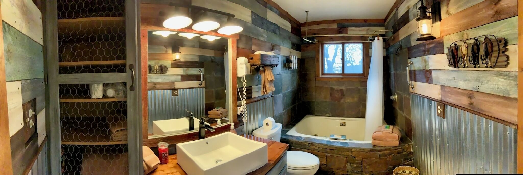 Douche, baignoire à remous, séchoir à cheveux, serviettes fournies