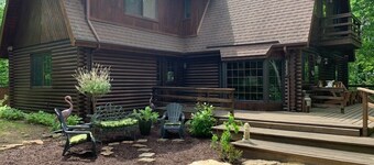 Beautiful Log Cabin with Fireplace, Fire Pit, Hot Tub & Wifi