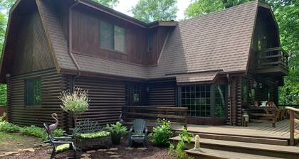 Beautiful Log Cabin with Fireplace, Fire Pit, Hot Tub & Wifi