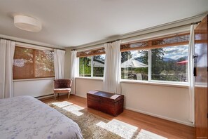 3 habitaciones, escritorio y tabla de planchar con plancha 