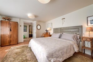 3 bedrooms, desk, iron/ironing board, travel cot - Sunny Shores Beach House w/ Mountain Views (Fanny Bay)