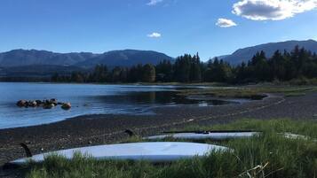 På stranden, solsenger og strandhåndklær