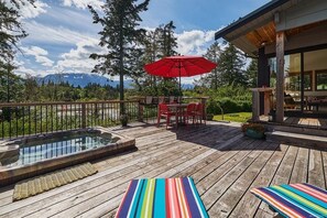 Outdoor dining - Sunny Shores Beach House w/ Mountain Views (Fanny Bay)