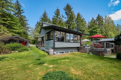 Sunny Shores Beach House w/ Mountain Views